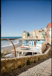 una vista di una spiaggia con edifici e l'oceano di Bogliasco a due passi dal mare a Bogliasco