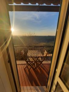 A balcony or terrace at Panoramico nell'antico borgo medievale di Casperia