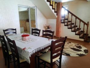 un comedor con una mesa con un pastel en Pensiunea Putnisoara, en Putna