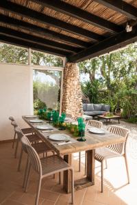 einen Holztisch und Stühle auf einer Terrasse in der Unterkunft The Carobs Villas in Carvoeiro