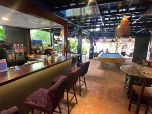 un restaurante con bar y mesa de billar en Rom Casa Hostel Da Nang en Da Nang