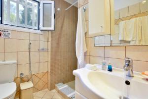 Kúpeľňa v ubytovaní Ilios Studios + 36 fotografií
