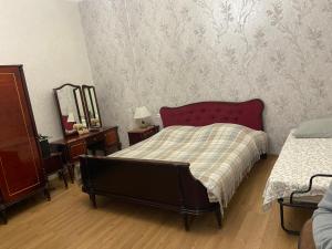 una camera da letto con un letto, un comò e uno specchio di Guest House Ok a Kobuleti