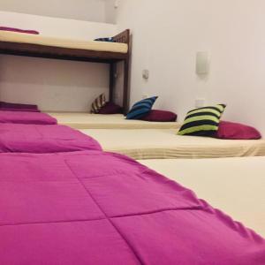 Letto o letti in una camera di Tiki bar hostel ella