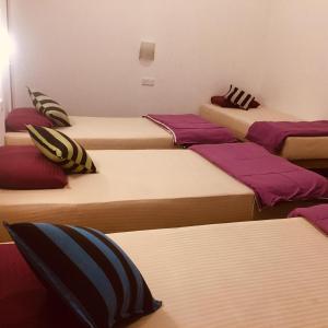 Letto o letti in una camera di Tiki bar hostel ella
