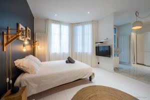 Posteľ alebo postele v izbe v ubytovaní LOFT Clim - Jacuzzi Centre Gare - Parking gratuit