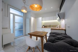 Kuchyňa alebo kuchynka v ubytovaní LOFT Clim - Jacuzzi Centre Gare - Parking gratuit