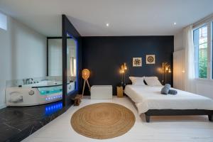 Posteľ alebo postele v izbe v ubytovaní LOFT Clim - Jacuzzi Centre Gare - Parking gratuit + 6 fotografií