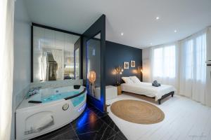 Posteľ alebo postele v izbe v ubytovaní LOFT Clim - Jacuzzi Centre Gare - Parking gratuit