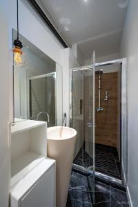 Kúpeľňa v ubytovaní LOFT Clim - Jacuzzi Centre Gare - Parking gratuit