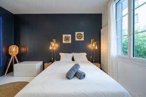 Posteľ alebo postele v izbe v ubytovaní LOFT Clim - Jacuzzi Centre Gare - Parking gratuit
