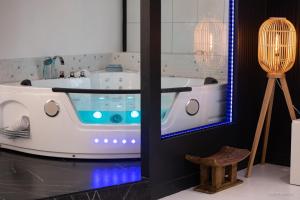 Fotografia z galérie ubytovania LOFT Clim - Jacuzzi Centre Gare - Parking gratuit v destinácii Toulouse