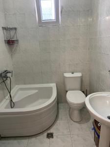 un bagno con un water, una vasca e un lavandino di Guest House Ok a Kobuleti