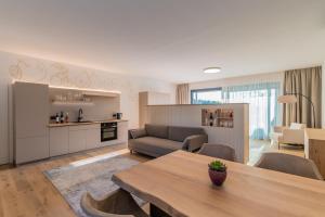 una sala de estar con una mesa y un sofá en Lind Fruchtreich, en Sebersdorf