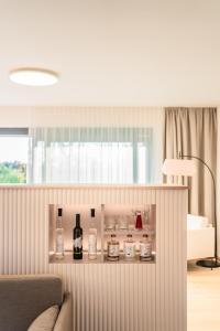 um quarto com uma prateleira com garrafas de vinho em Lind Fruchtreich em Sebersdorf