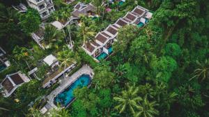 una vista aérea de un complejo con piscina y árboles en Amora Ubud Boutique Villas en Ubud