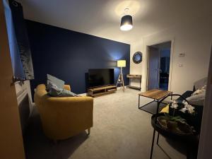 sala de estar con sofá y TV en 3 Bed Home Sleeps 6 - Long Stays - Contractors & Relocators with Parking, Garden & WiFi, en Milton Keynes