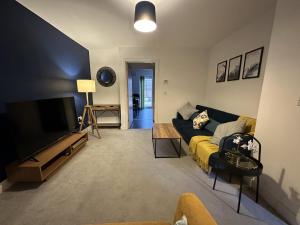 A television and/or entertainment centre at 3 Bed Home Sleeps 6 - Long Stays - Contractors & Relocators with Parking, Garden & WiFi