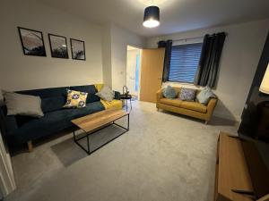 sala de estar con sofá y mesa en 3 Bed Home Sleeps 6 - Long Stays - Contractors & Relocators with Parking, Garden & WiFi, en Milton Keynes