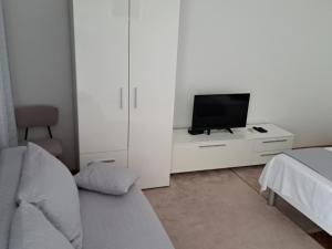 TV a/nebo společenská místnost v ubytování Beach seaview apartment
