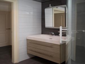 Koupelna v ubytování Holiday Home in Zeeland near the Beach + 32 fotografií