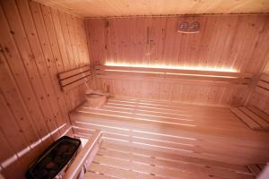 un interior de una sauna de madera con escaleras en Spacious 3 Bedroom Family Oasis with Sauna, 20 min from Warsaw, en Piaseczno
