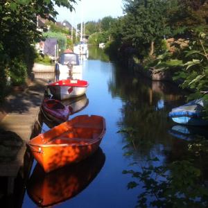 a group of boats parked on a river at Ferienwohnung Ambiente in Bedekaspel