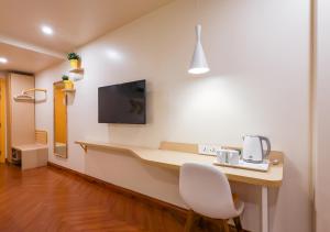 TV a/nebo společenská místnost v ubytování Bloom Hotel - Golf Course Road, Sector 43