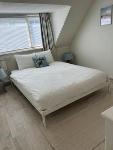 een slaapkamer met een groot bed op zolder bij Voilà! - beach at 500m- free parking in Noordwijk aan Zee