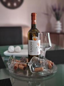 una bottiglia di vino e un bicchiere su un tavolo di Precious Emma's House a Afantou