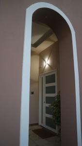 un arco que conduce a una puerta en un pasillo en Villa Bema, en Sarno