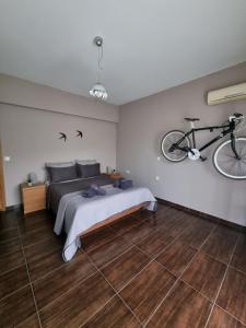 una camera da letto con un letto e una bicicletta appesa al muro di Precious Emma's House a Afantou