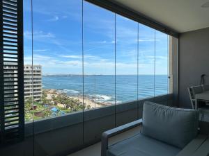 托雷維耶哈的住宿－PANORAMA MAR - Primera Linea - Lujo，客房设有海景大窗户。