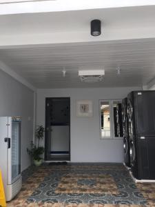 um quarto com um frigorífico preto e uma parede branca em Block 7 Dormitelle - Balanga City em Balanga