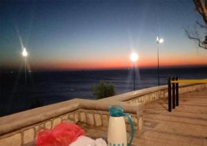 uma vista para o oceano ao pôr-do-sol a partir de uma varanda em Appartement marocain proche de la mer à Sidi Bouzid em Safi