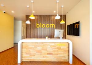 TV a/nebo společenská místnost v ubytování Bloom Hotel - Golf Course Road, Sector 43