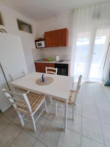 Kuchyňa alebo kuchynka v ubytovaní Villa Porto