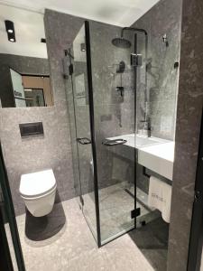 Bilik mandi di Genesis Kosher Hotel Tbilisi