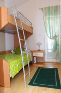 1 dormitorio con litera y escalera en Apartment in Zaboric with sea view, balcony, air conditioning, WiFi 5178-2, en Šibenik