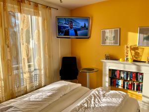 バンシンにあるVilla Marfa - FeWo 03のベッドルーム1室(ベッド1台、壁掛けテレビ付)