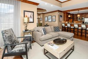 ein Wohnzimmer mit einem Sofa und einem Tisch in der Unterkunft Ritz Carlton Vail #410 condo in Vail
