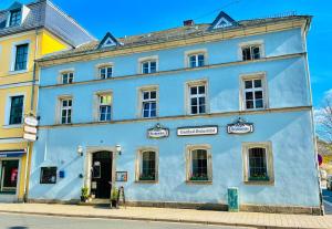 um edifício azul no lado de uma rua em Gasthof Bräustübl em Selb