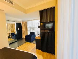 Televisyen dan/atau pusat hiburan di Genesis Kosher Hotel Tbilisi