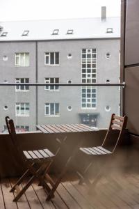 deux chaises et une table devant une fenêtre dans l'établissement Loft-Style Duplex with Balcony in Downtown Reykjavík, à Reykjavik