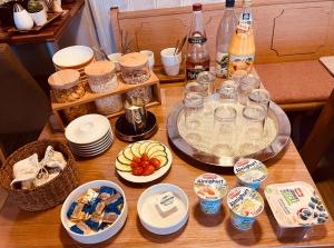 einen Tisch mit Speisen und Getränken sowie Teller und Flaschen in der Unterkunft Gasthof Bräustübl in Selb