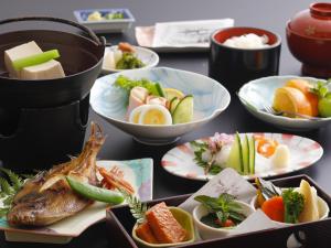 een tafel met borden en schalen van voedsel bij Ohashikan in Matsue