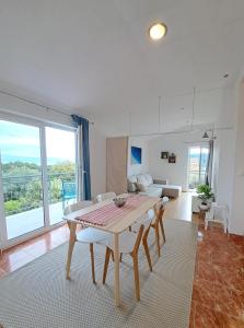Villa Porto في Rogač: غرفة معيشة مع طاولة وكراسي وأريكة