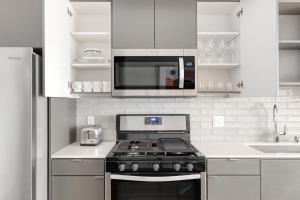 Kuchyň nebo kuchyňský kout v ubytování Melrose 2BR w Gym Pool nr Walk of Fame LAX-723