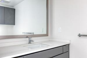 Koupelna v ubytování Melrose 2BR w Gym Pool nr Walk of Fame LAX-723 + 35 fotografií