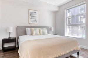 Postel nebo postele na pokoji v ubytování Melrose 2BR w Gym Pool nr Walk of Fame LAX-723